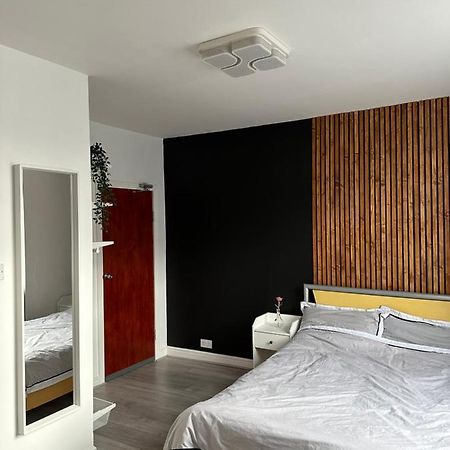 Modern En Suite Bedroom Close To City Centre ليدز المظهر الخارجي الصورة
